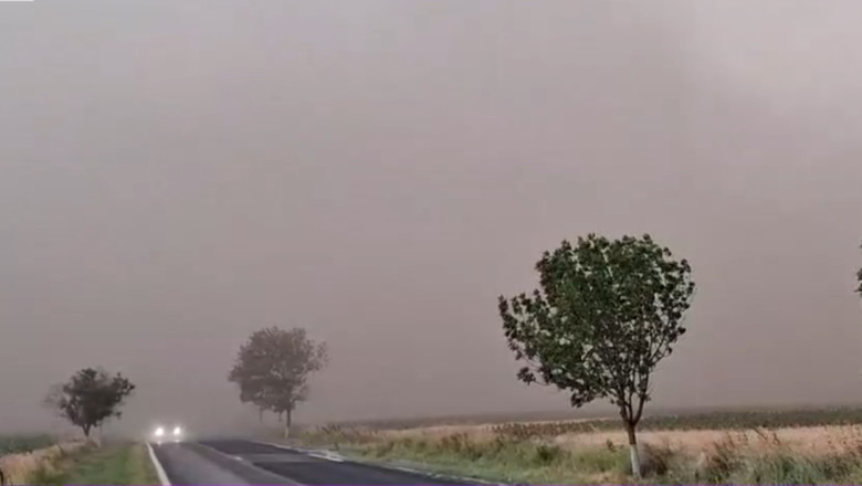 Furtunile au provocat probleme in mai multe judete din tara. Au cazut bucati mari de grindina, iar vantul a smuls acoperisuri Imagine