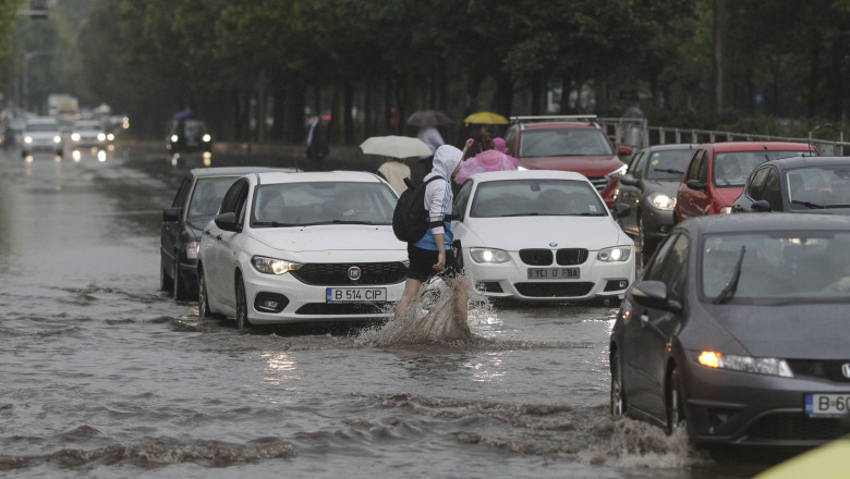 Furtunile si vijeliile se extind in jumatate de tara, un nou cod galben emis de meteorologi. Avertizare de inundatii in trei judete Imagine