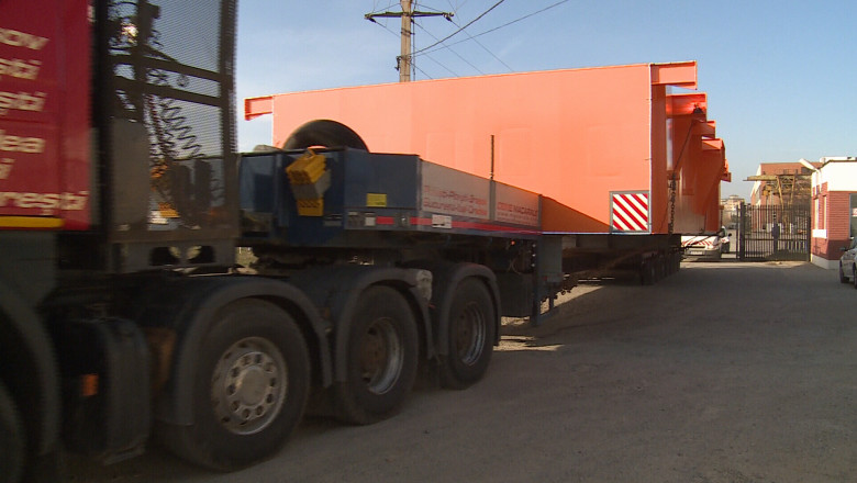 Gabarit depasit pe strazile Craiovei. Colosul de 60 de tone va deservi portul din Tulcea Imagine