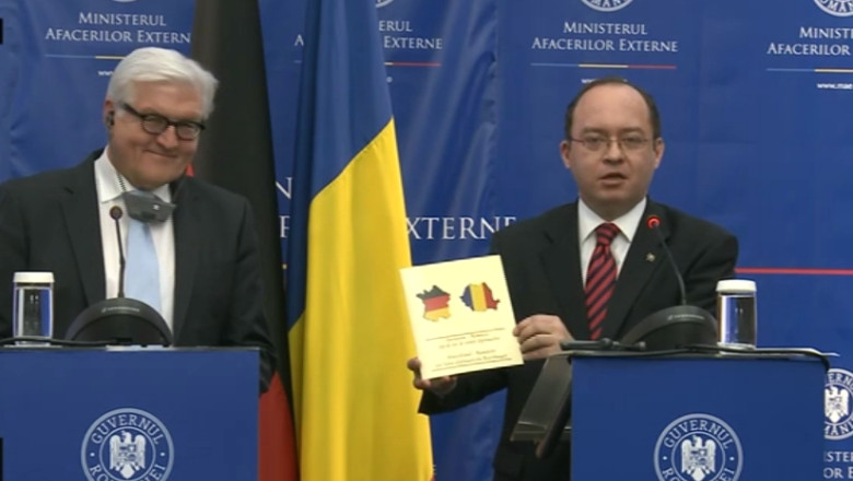 Gafa a Ministerului de Externe. B. Aurescu i-a oferit lui F. W. Steinmeier o brosura cu harta Frantei acoperita cu drapelul Germaniei Imagine