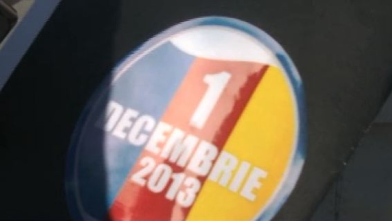 Gafa de Ziua Nationala. Primaria din Focsani a impartit insigne cu ordinea gresita a culorilor de pe tricolor Imagine