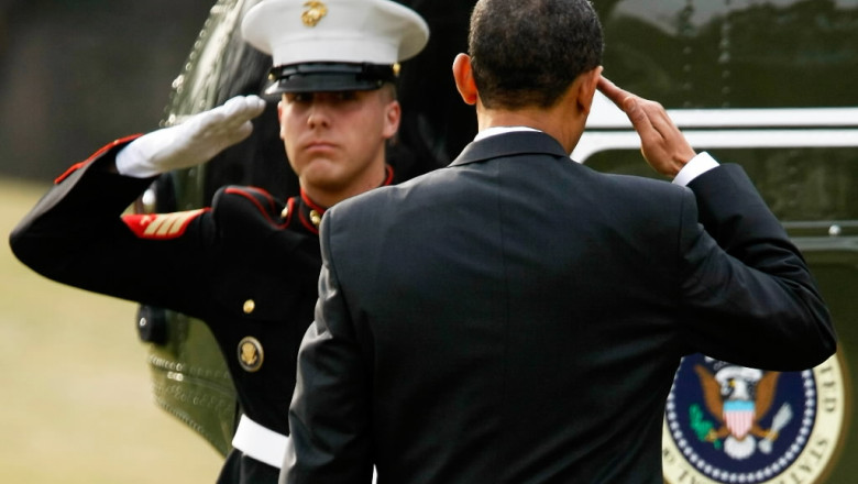 Gafa prezidentiala. Barack Obama  a uitat sa salute un puscas marin inainte de a urca in elicopter Imagine