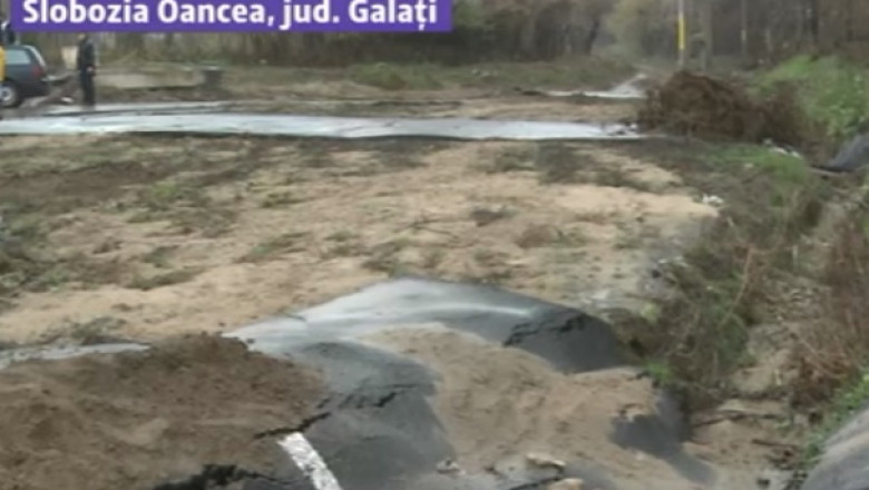GALAtI. Un drum comunal recent modernizat a fost distrus de viitura din toamna. Primaria nu are bani de reparatii Imagine