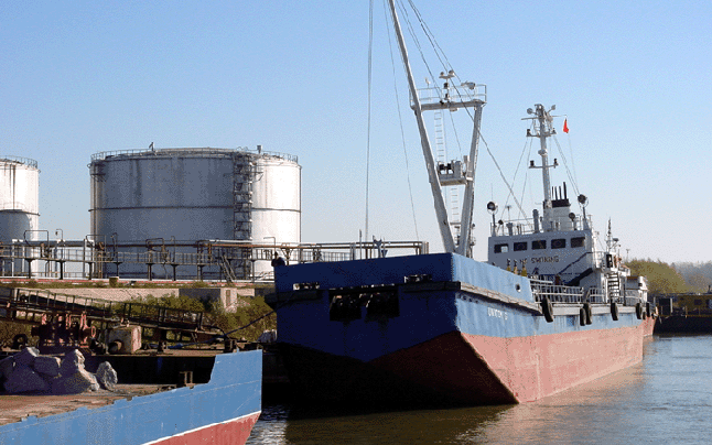 GALAtI. Un petrolier a distrus un ponton. Incidentul a fost surprins de o camera de supraveghere Imagine