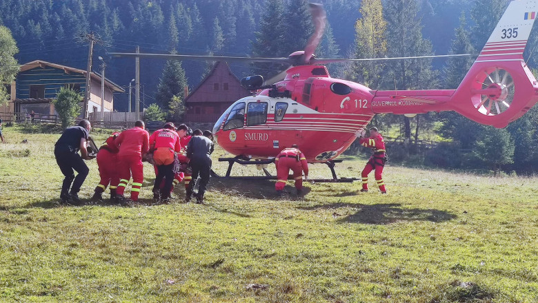 GALERIE FOTO. Barbat ranit grav de o bucata de stanca, evacuat inconstient de salvamontisti si preluat de un elicopter SMURD Imagine