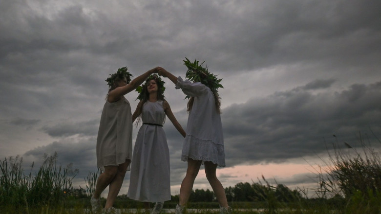 GALERIE FOTO. Cum a fost sarbatorit solstitiul in lume. Traditii si obiceiuri moderne in cea mai lunga zi din an Imagine