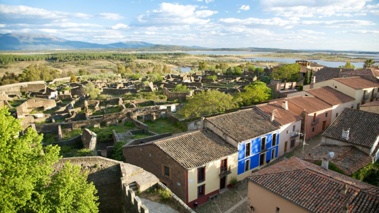 GALERIE FOTO. Cum arata orasul - fantoma din Spania, abandonat de locuitori din cauza unei „greseli” Imagine