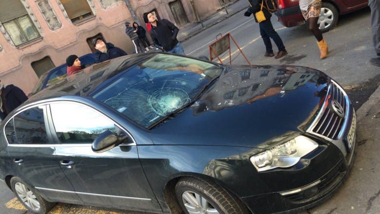 GALERIE FOTO. Masina avariata de bucati de tencuiala desprinse din fatada Filarmonicii Oradea Imagine