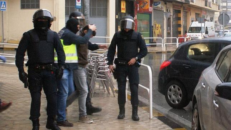 GALERIE FOTO. Opt persoane care ar fi luptat alaturi de prorusi in Ucraina, retinute in Spania Imagine