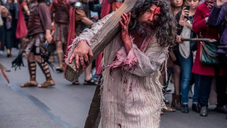 GALERIE FOTO. Reconstituirea Drumului Crucii spre muntele Golgota si crucificarea lui Iisus Hristos Imagine