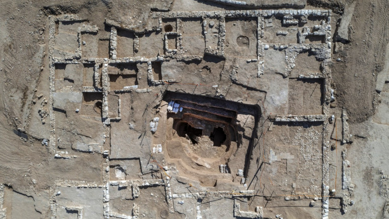 GALERIE FOTO Ruinele unei „resedinte de lux”, vechi de 1.200 de ani, au fost descoperite in Desertul Negev din Israel Imagine