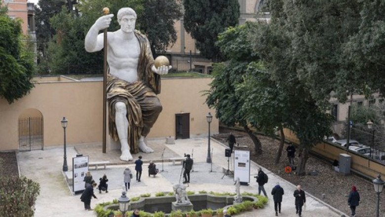 GALERIE FOTO Statuia colosala a imparatului Constantin a fost reconstituita si dezvelita marti la Roma Imagine