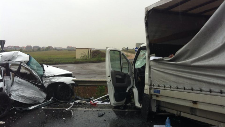 GALERIE FOTO. Un mort si doi raniti intr-o ciocnire, pe soseaua de centura a Oradei Imagine