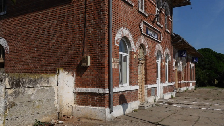 Garile CFR, in ruina: mizerie, drumuri in camp si calatori tot mai putini: „Nici pe banca nu poti sa stai!” Imagine