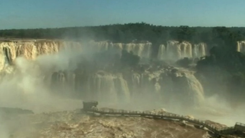 „Gatlejul diavolului”, imagini impresionante. Debitul cascadei Iguazu a crescut cu 41.000 metri cubi/secunda Imagine