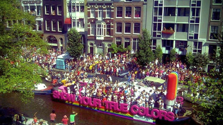 Gay Pride la Amsterdam. Participantii au adus un omagiu olandezilor ucisi in cursa aviatica MH17 Malaysia Airlines in Ucraina Imagine