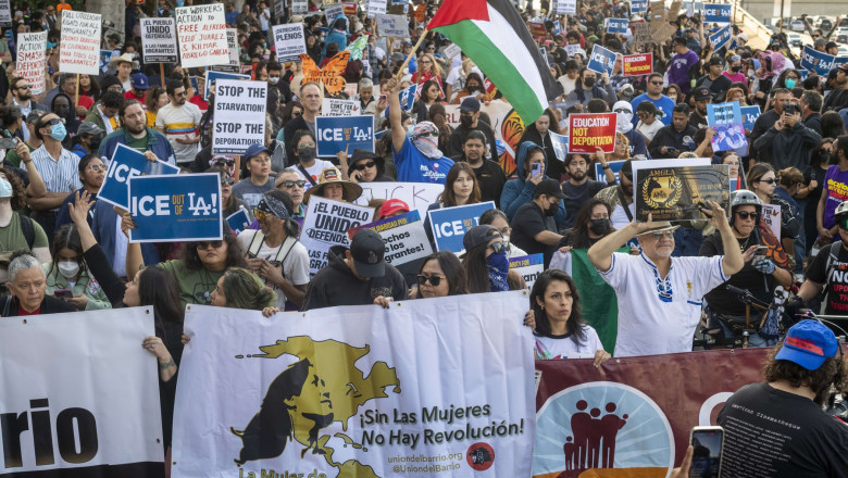 Gaze lacrimogene si grenade sonore folosite de politie in centrul Los Angeles, la proteste impotriva raidurilor anti-imigratie Imagine