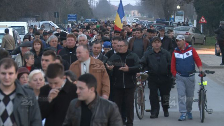Gazele de sist scot, din nou, lumea in strada. Protest la Macea: ”Nu-i lasam pe pamanturile noastre, n-au ce cauta!” Imagine