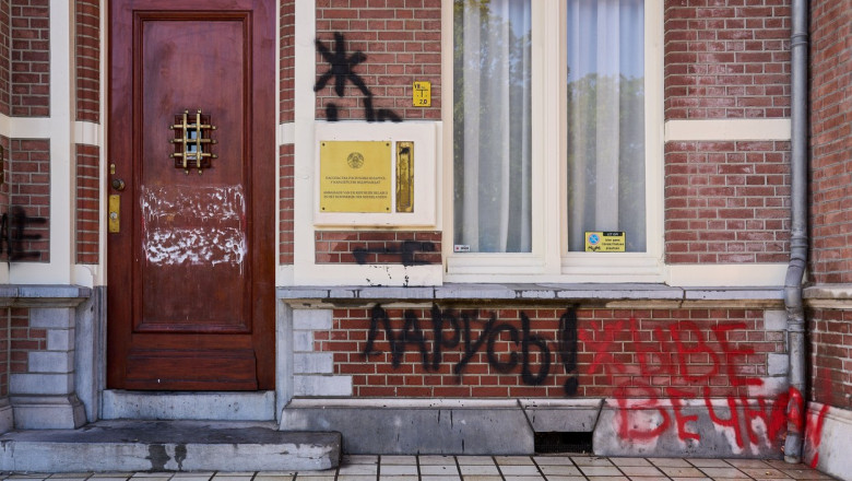 Geamuri sparte si graffiti pe fatada: Ambasada Belarusului din Olanda a fost atacata. Un barbat a fost arestat Imagine