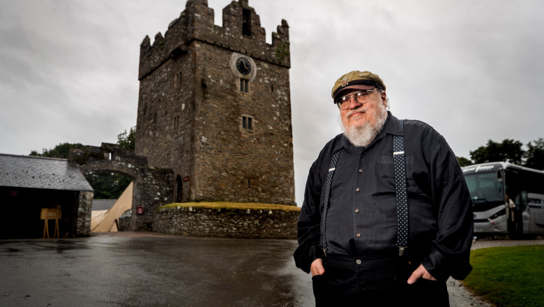 George R.R. Martin si John Grisham dau in judecata OpenAI, pentru ca le-au fost folosite textele pentru a antrena boti Imagine