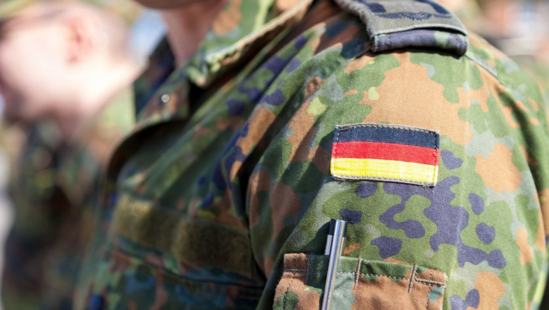 Germania trebuie sa isi puna problema serviciului militar obligatoriu, considera ministrul apararii de la Berlin Imagine