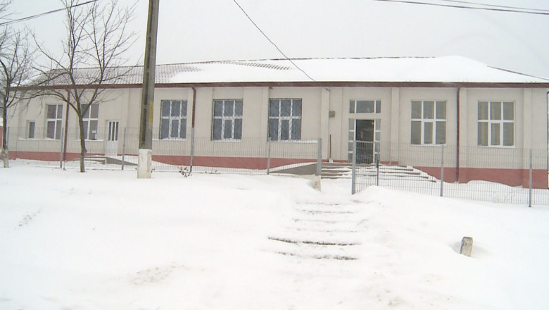 Gerul si zapada tin elevii acasa. 17 scoli au fost inchise din cauza frigului, in Iasi Imagine