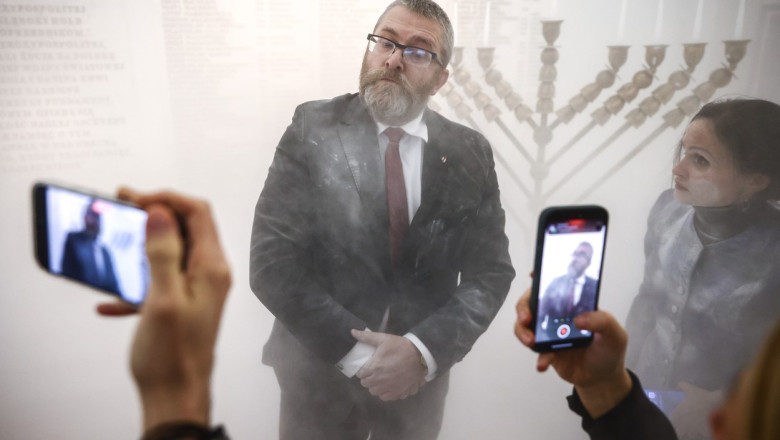 Gest extrem in parlamentul polonez: Un demnitar a stins lumanarile de Hanukkah cu extinctorul si a numit sarbatoarea „satanica” Imagine