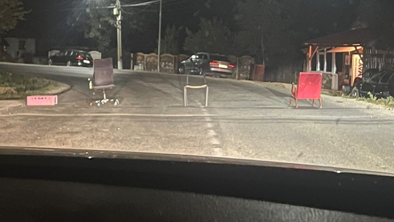 Gest inexplicabil in Prahova: un drum judetean a fost blocat intentionat cu scaune. Politia a dechis dosar penal Imagine