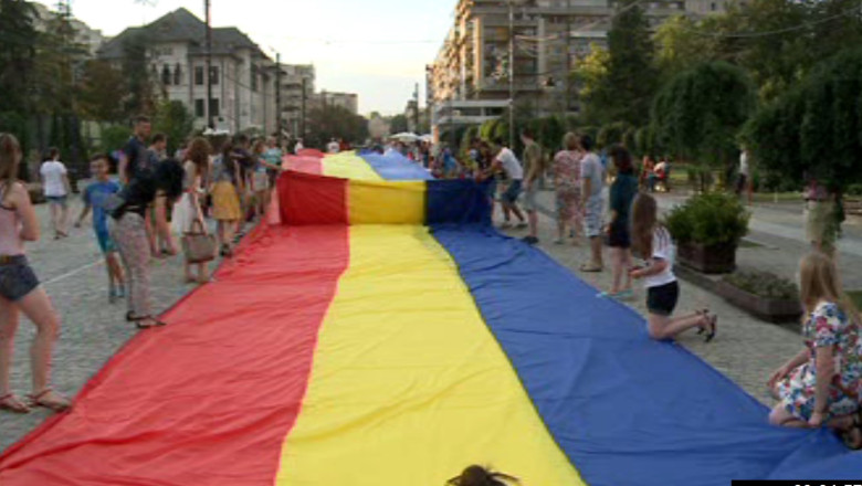 Gest simbolic pentru unitatea romanilor de pe malurile Prutului. Tricolor de 150 de metri intins pe un bulevard Imagine
