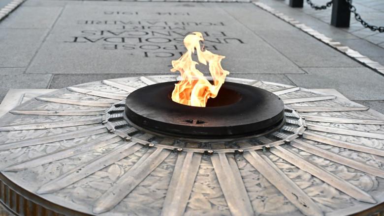 Gestul care a socat Franta: Un barbat si-a aprins tigara cu flacara eterna de la Mormantul Soldatului Necunoscut Imagine