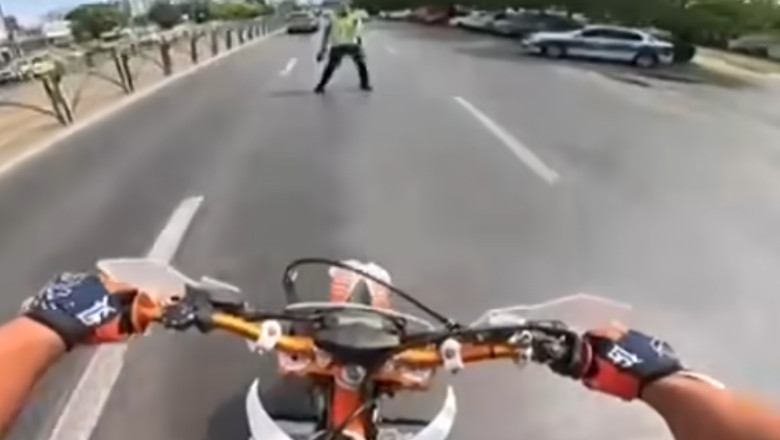 Gestul teribilist al unui tanar pe motocicleta care i-a adus o amenda de 800 de lei si suspendarea permisului Imagine