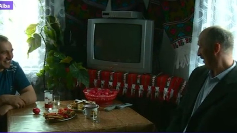 Gheorghe Trif si Argentin Todea au aprins lumanari pentru cei pe care nu i-au putut salva din accidentul din Apuseni Imagine