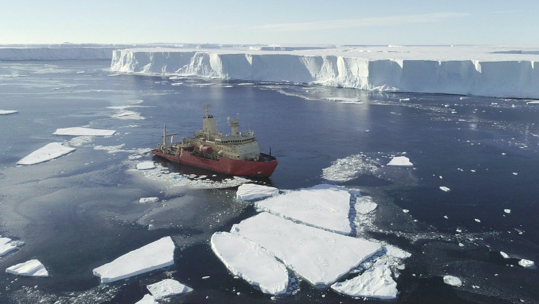 „Ghetarul apocalipsei”, care ar putea ridica nivelul oceanelor cu jumatate de metru, „se mai tine intr-un fir de par” - CNN Imagine