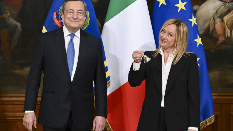 Giorgia Meloni a preluat oficial de la Mario Draghi functia de premier al Italiei Imagine