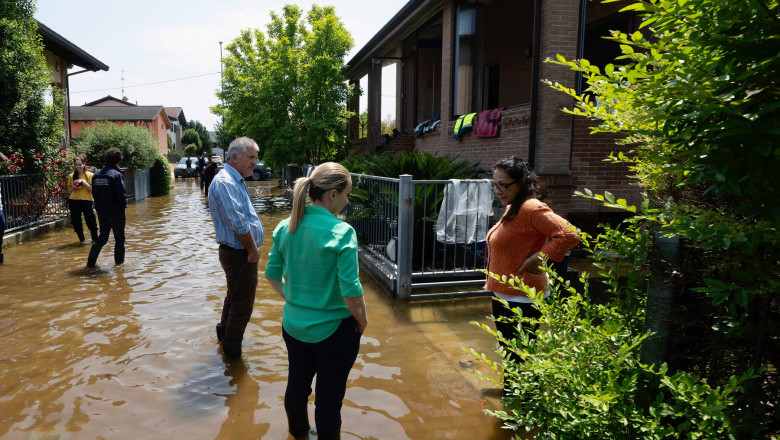 Giorgia Meloni si-a pus cizmele de cauciuc si a mers in zonele devastate de inundatii Imagine
