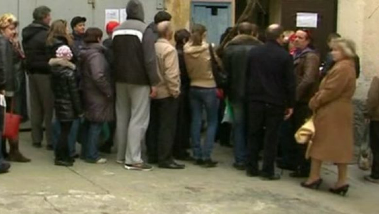 Goana dupa pasapoarte rusesti. Locuitorii din Crimeea stau la coada pentru a-si procura noile documente Imagine