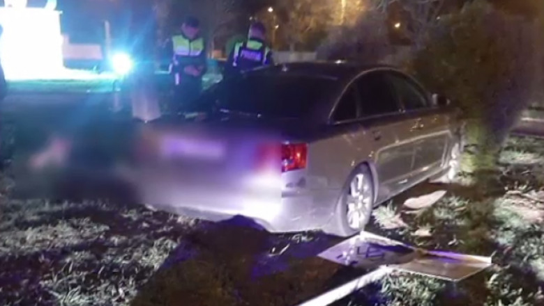 Goana pe strazi dupa un sofer beat. Urmarirea s-a incheiat intr-un panou publicitar Imagine