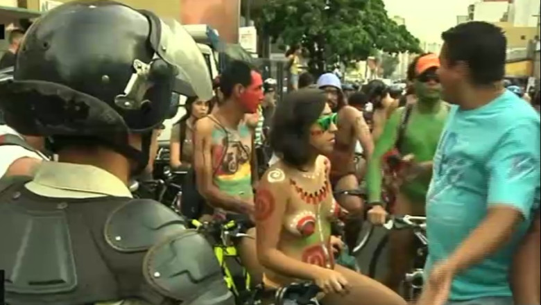 Goi pe biciclete, pentru a fi protejati in trafic. Proteste ale ciclistilor dezbracati au avut loc in Mexic si Venezuela Imagine