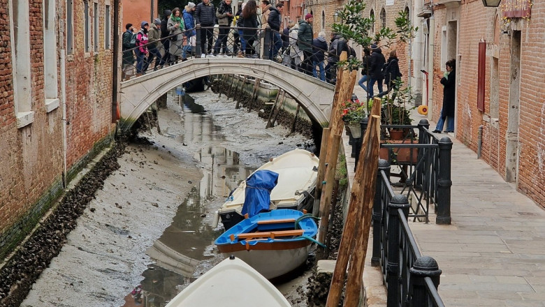 Gondolele sunt trase pe dreapta in Venetia. Imagini dezolante cu celebrele canale ramase fara apa din cauza secetei Imagine