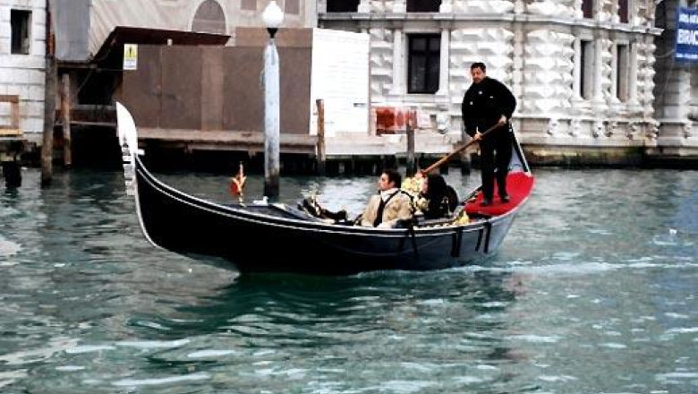 Gondolierii din Venetia vor fi controlati cu etilotestul. Turistii se plang ca tot mai multi barcagii sunt beti Imagine