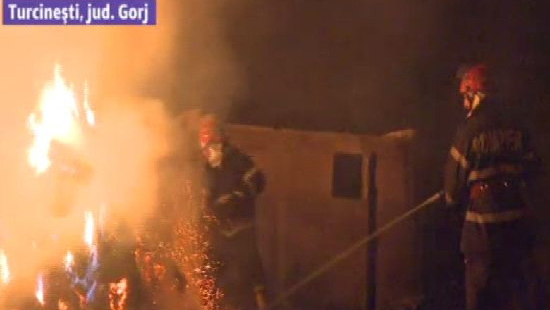 Gospodarie distrusa de foc in judetul Gorj. Un barbat de 83 de ani a suferit arsuri pe fata si pe maini Imagine