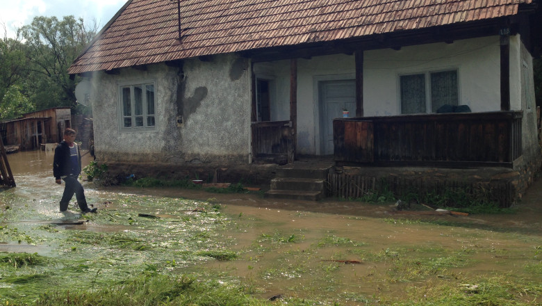 Gospodarii inundate in judetele Cluj si Bistrita-Nasaud. Un barbat din comuna Margau si-a pierdut viata, dupa ce a fost luat de o viitura Imagine