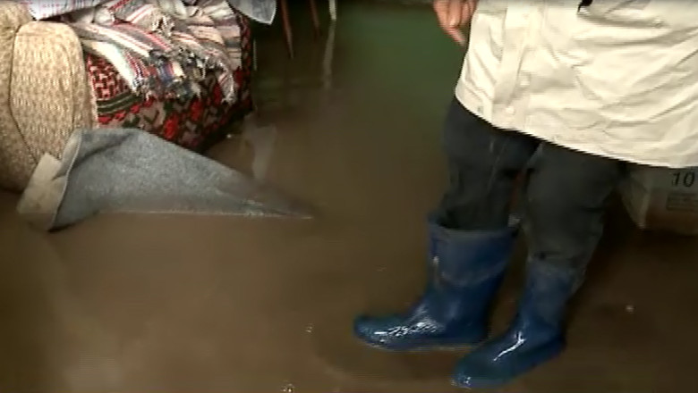 Gospodarii sub ape si oameni evacuati, la Vaslui Imagine