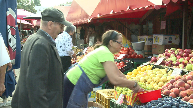 Gospodinele isi pregatesc camara pentru iarna Imagine