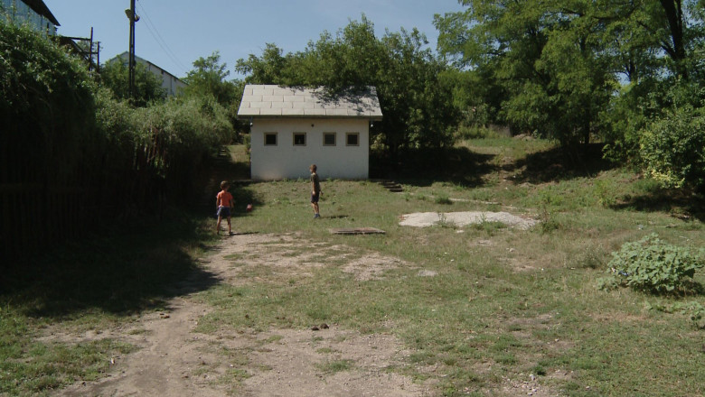 Gradinita de oras, cu toaleta in curte Imagine