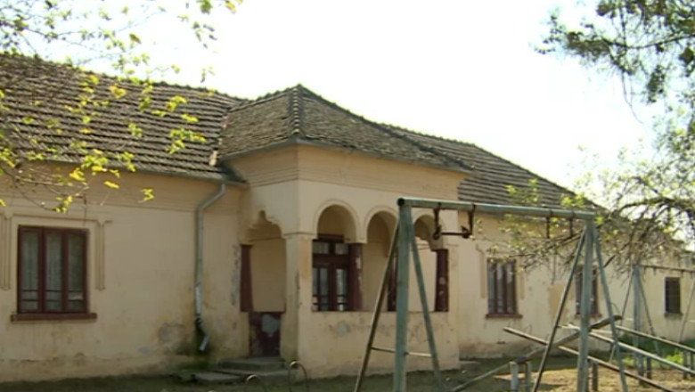 Gradinita din carciuma. 130 de copii invata in cladirea in care functioneaza si barul din sat Imagine