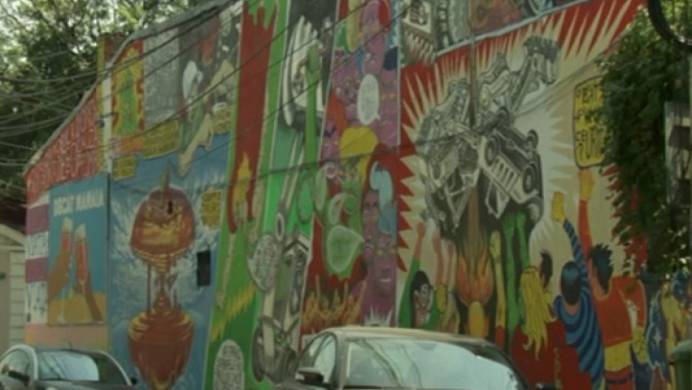 Graffiti - arta si vandalism. 15 tineri au pictat legal mai multe cladiri din Capitala Imagine