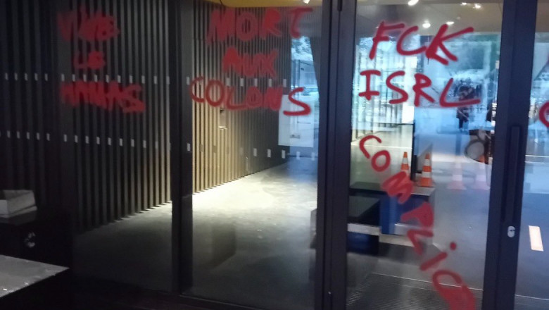 Graffiti pro-Hamas la intrarea cladirii Institutului de Stiinte Politice din Strasbourg. Institutia a depus plangere penala Imagine