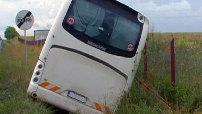Grav accident in Timis. Noua persoane au fost ranite dupa ce un autobuz s-a rasturnat intr-un parau Imagine
