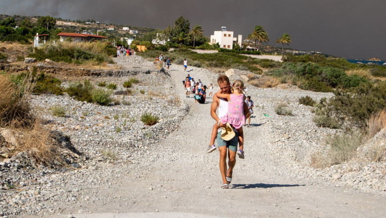 Grecia arde. Mii de turisti sunt evacuati de urgenta din Rodos in timp ce incendiile au cuprins mare parte din insula Imagine